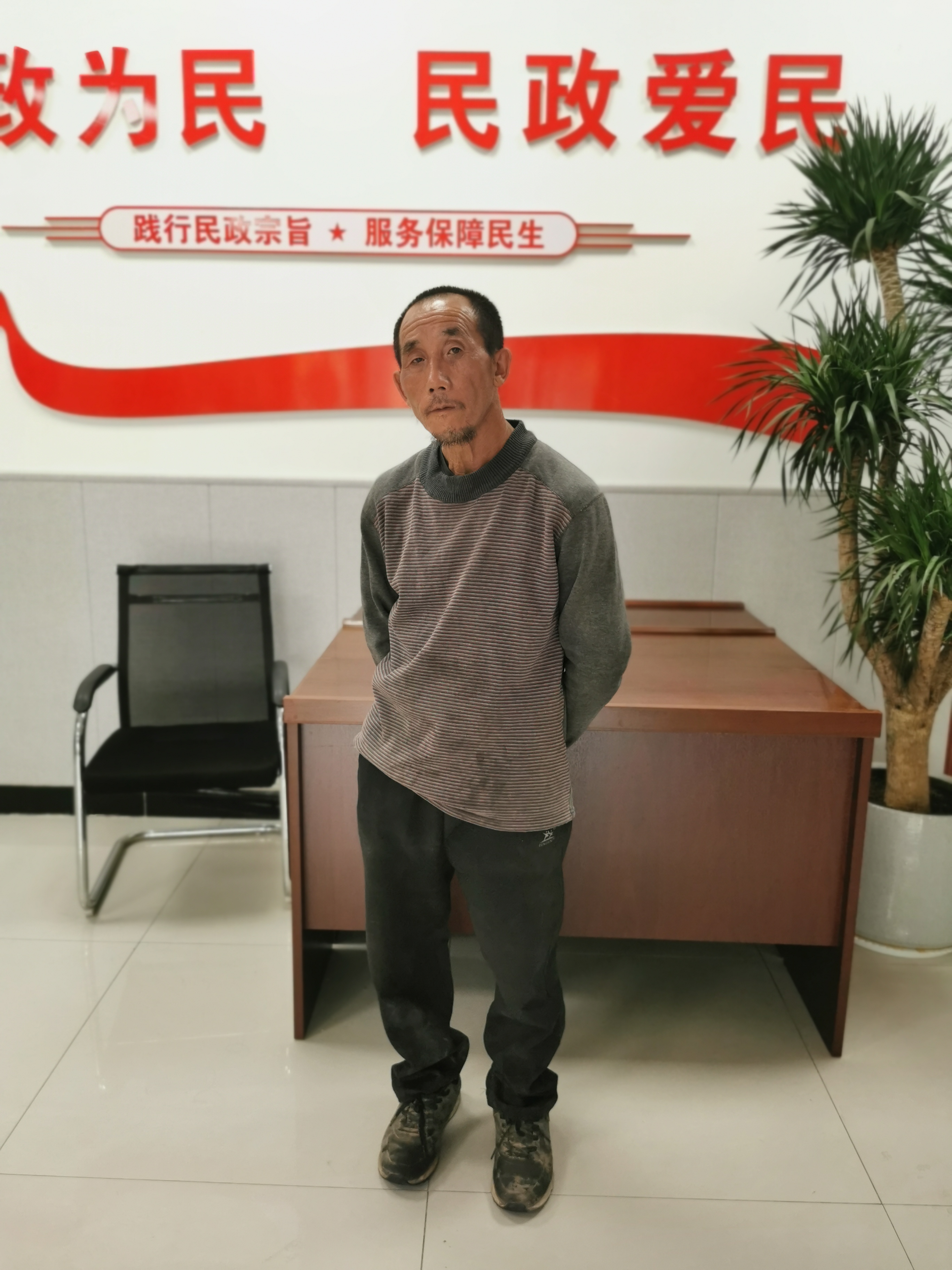 走失者照片 渭南市寻亲：六旬老人被救助，穿灰绿...