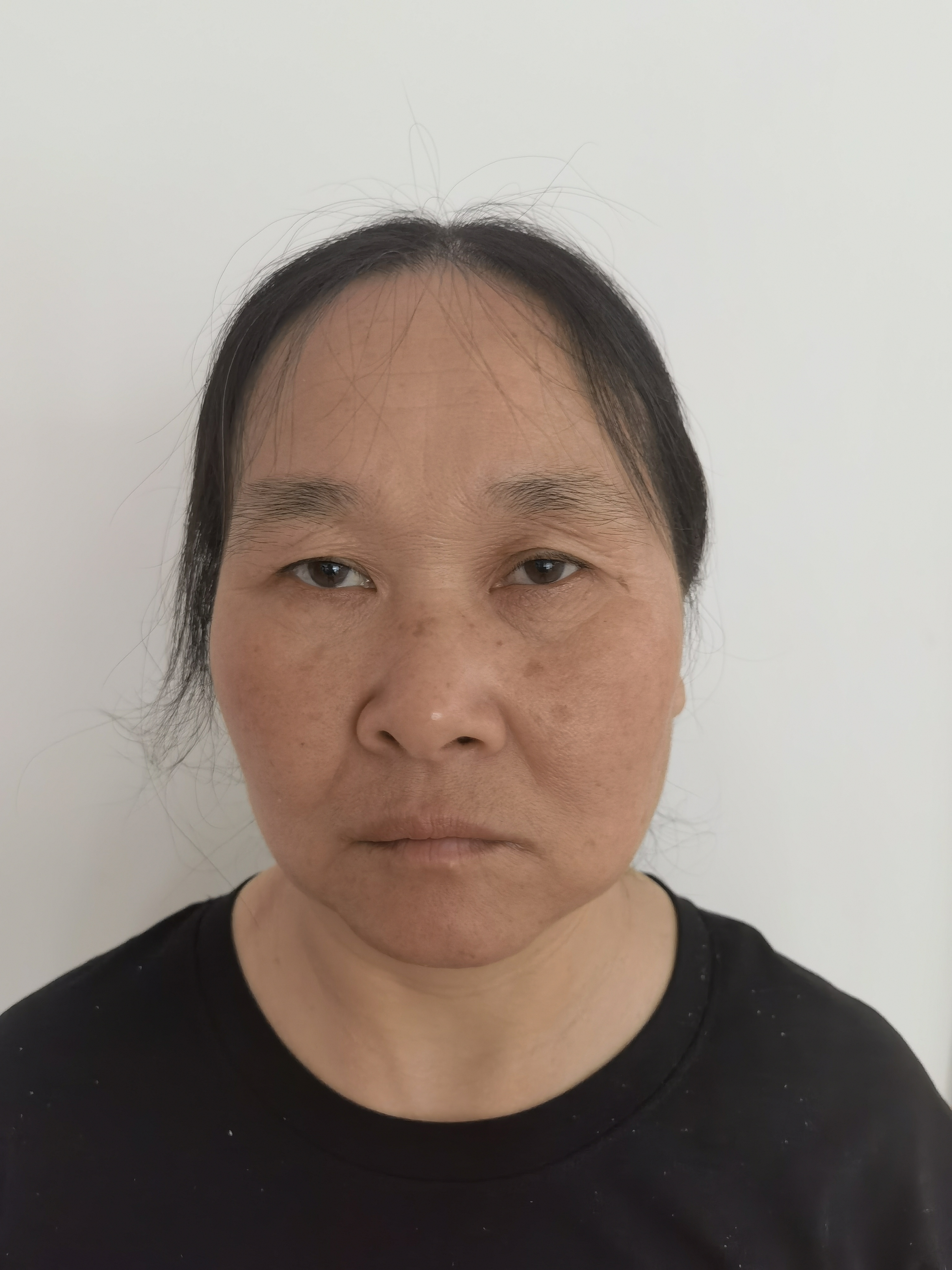 走失者照片 无锡寻亲：五旬女子被救助，穿红色外...