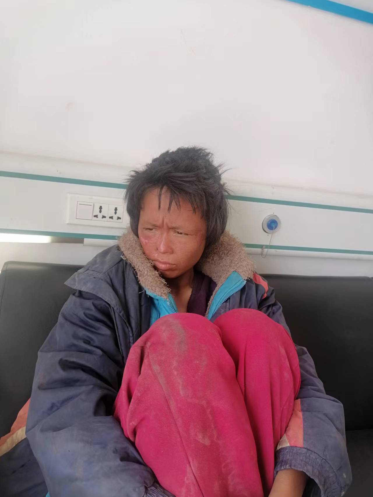 走失者照片 邯郸寻亲：中年女子被救助，穿蓝色棉...