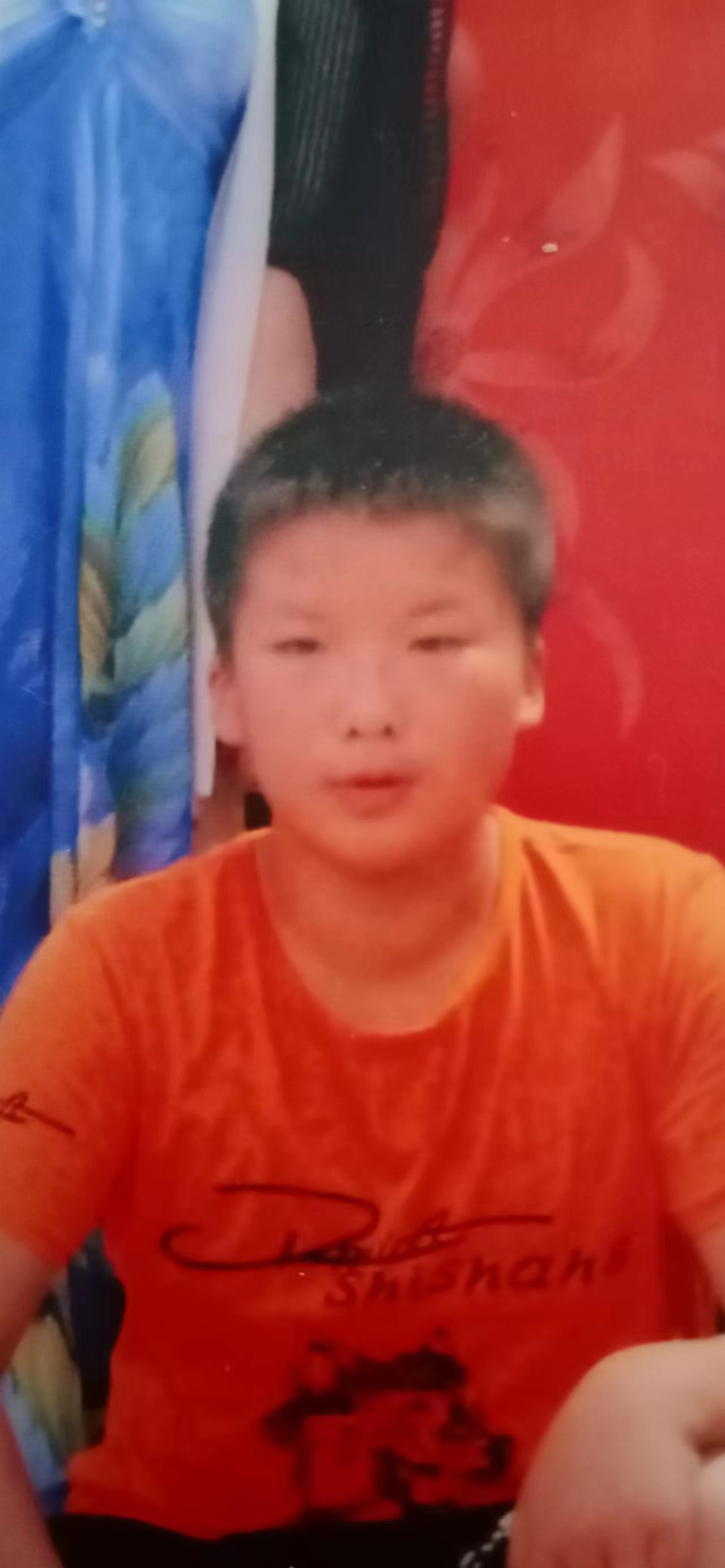 走失者照片 驻马店急寻：16岁男孩失联，背黑色...