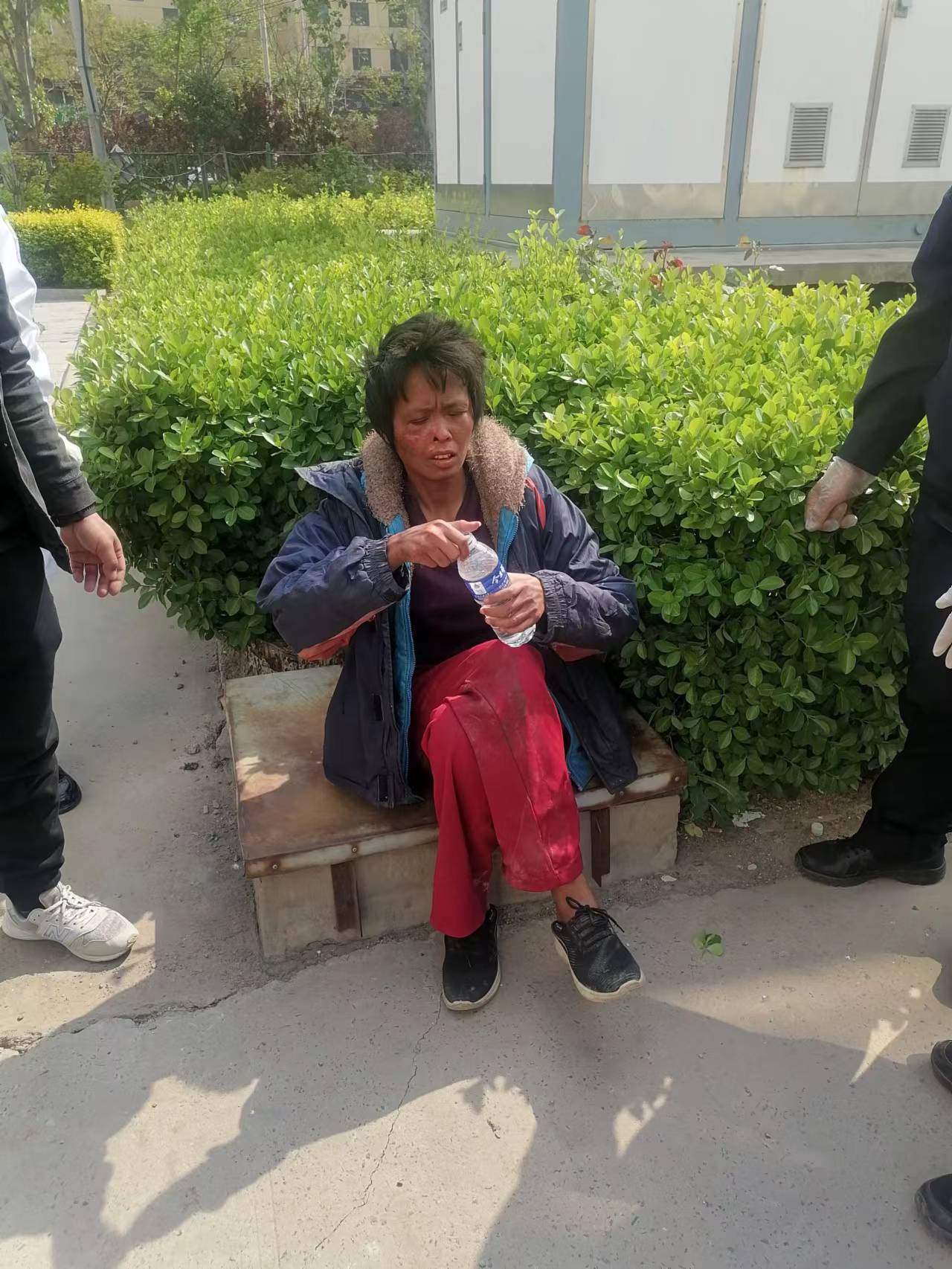 走失者照片 邯郸寻亲：中年女子被救助，穿蓝色棉...