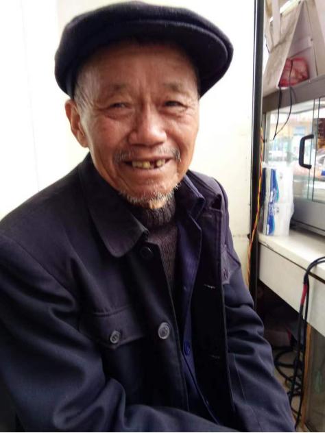 走失者照片 泰州急寻：八旬老人走失，穿黑白相间...