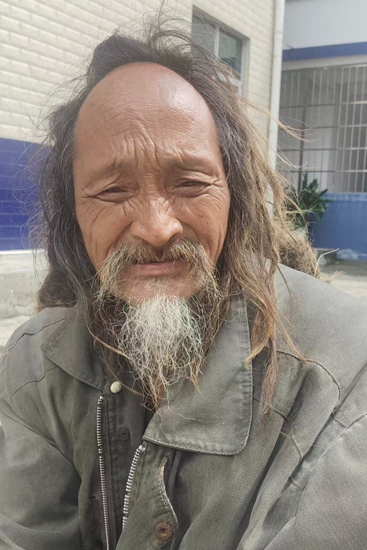 走失者照片 百色市寻亲：六旬老人被救助，穿灰色...