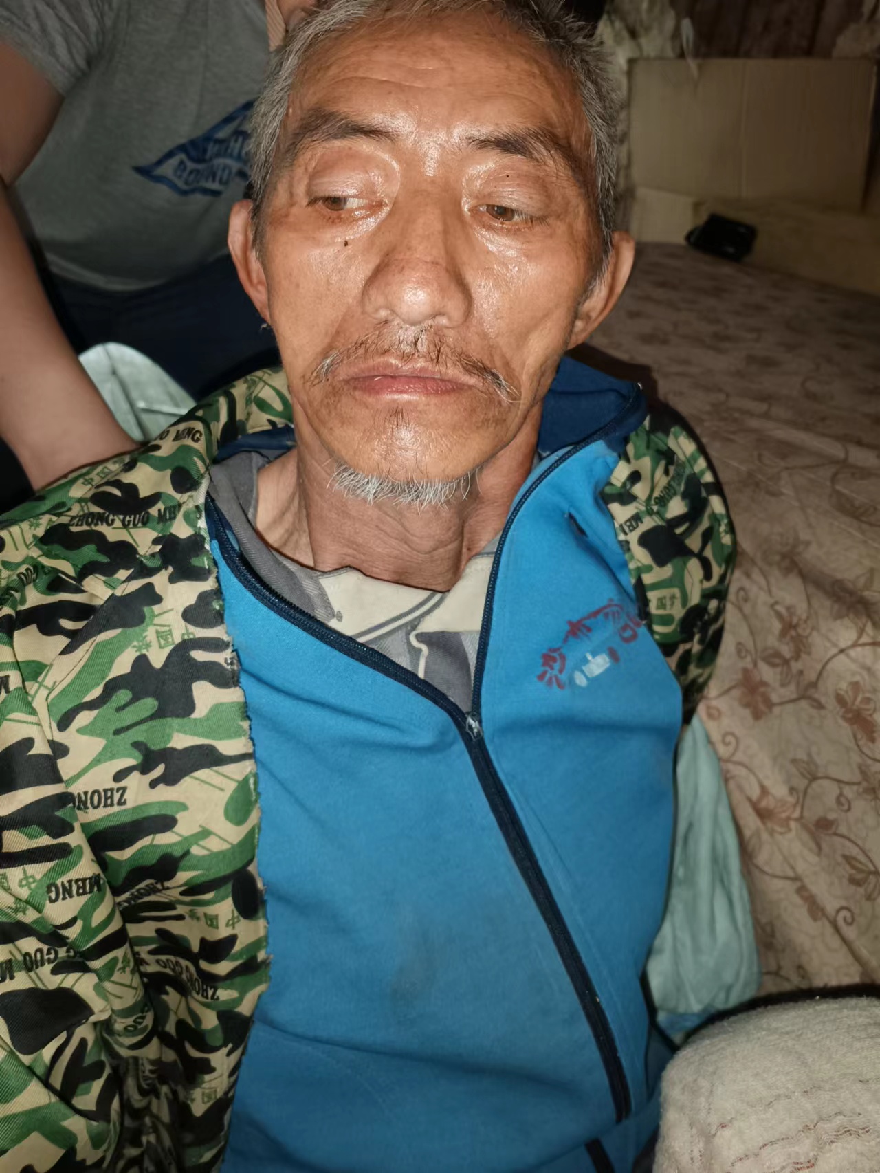 走失者照片 荆州寻亲：七旬老人被救助，穿军绿色...