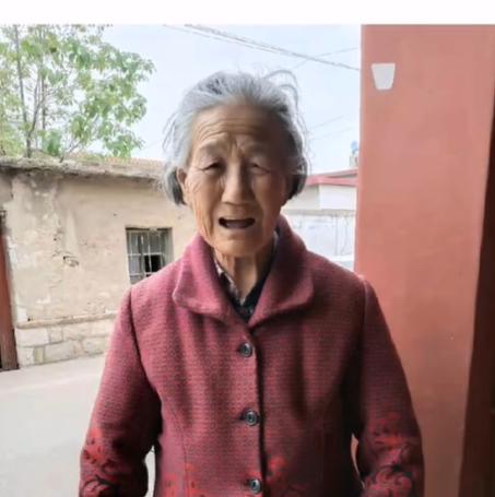 走失者照片 枣庄急寻！八旬老太走失，灰白短发，...