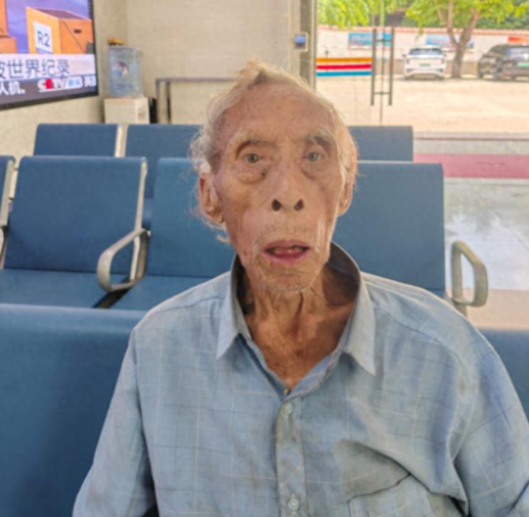 走失者照片 海口寻亲：九旬老人被救助，自述叫章...