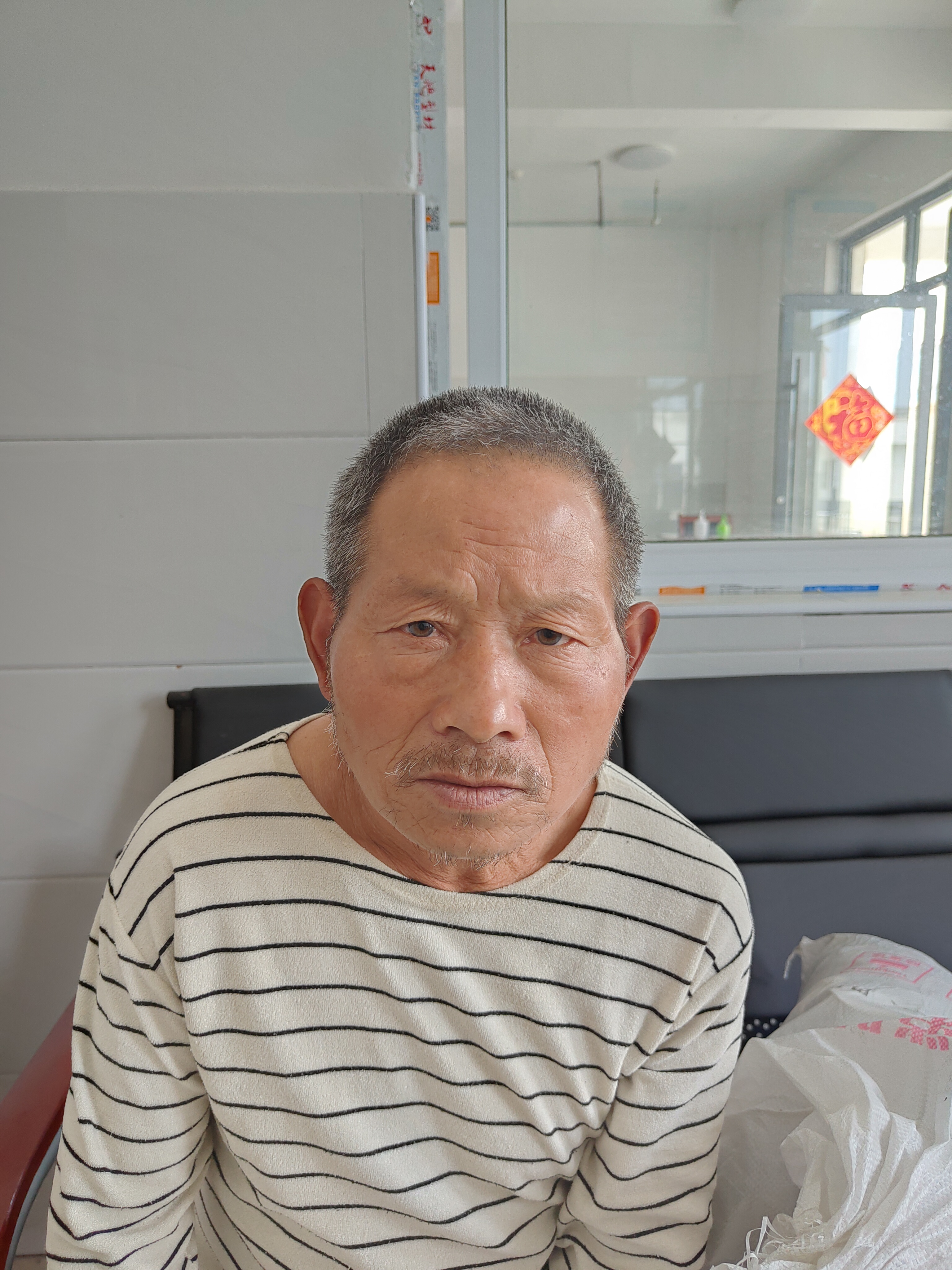 走失者照片 阜阳寻亲：六旬老人被救助，高1米5...