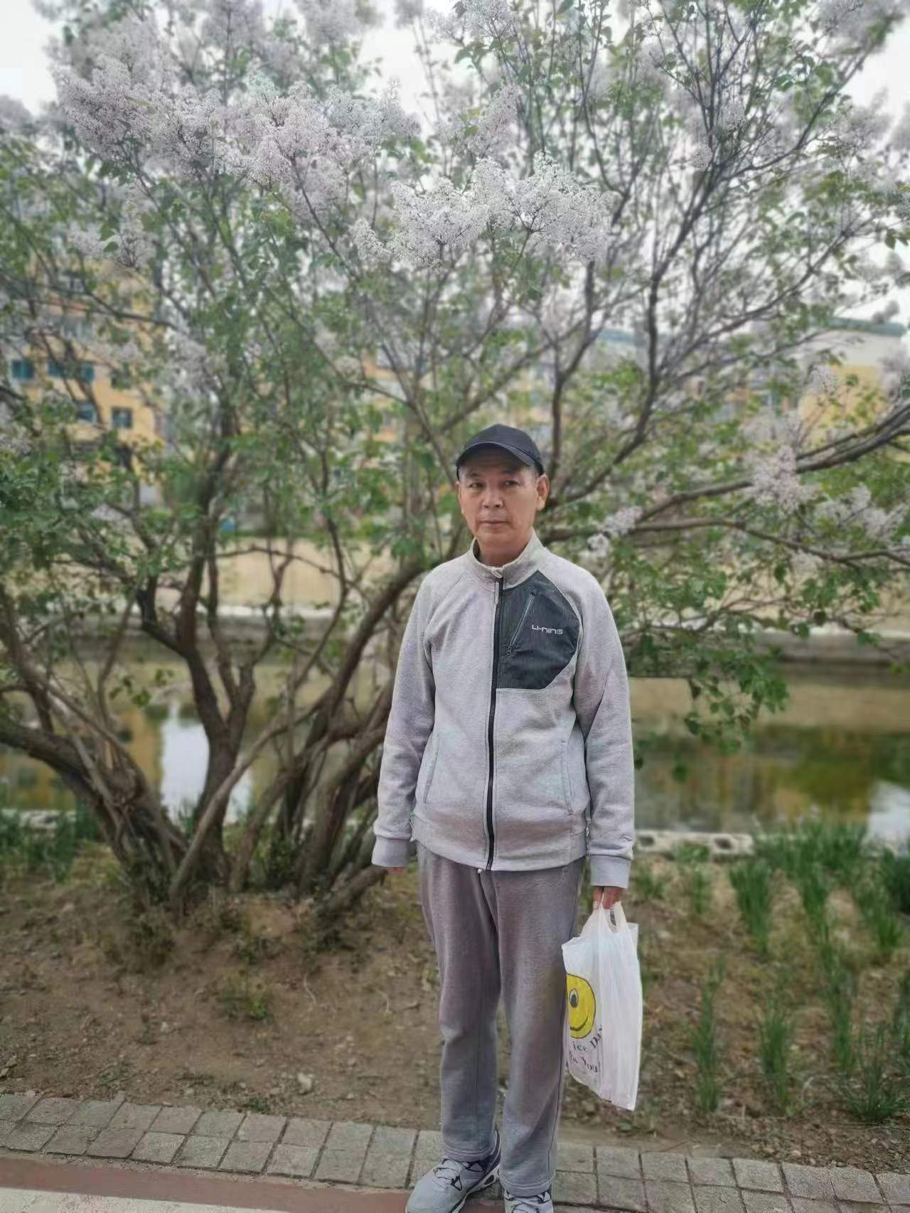 走失者照片 沈阳急寻：六旬老人再次走失，穿浅灰...