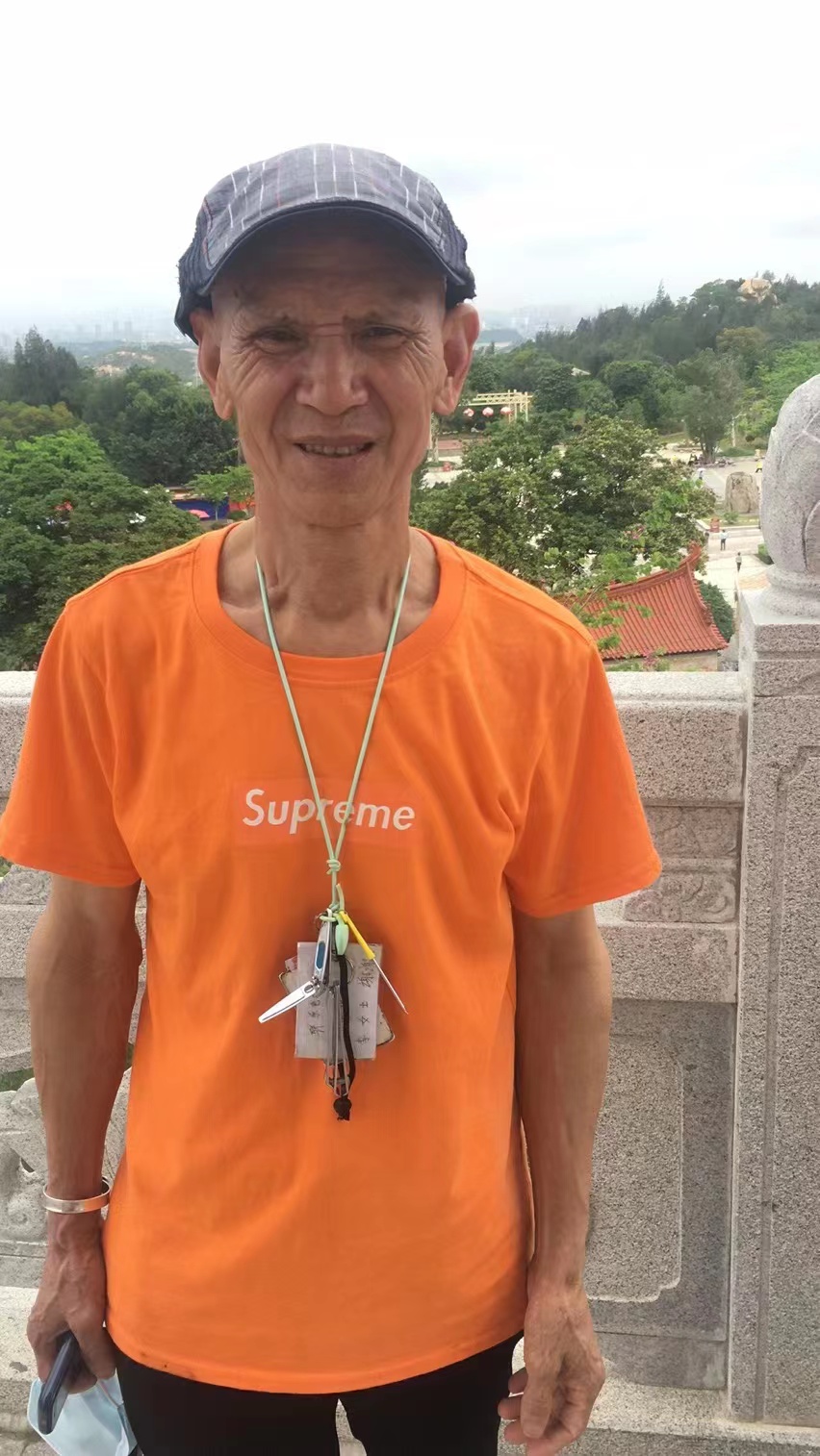 走失者照片 厦门急寻：六旬老人走失，穿浅蓝色外...