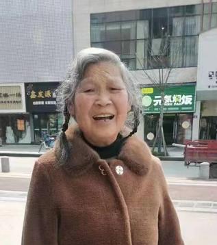走失者照片 内江急寻：七旬老太走失，穿男士黑色...