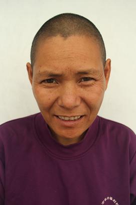 走失者照片 临沂寻亲：青年女子被救助，高1米6...