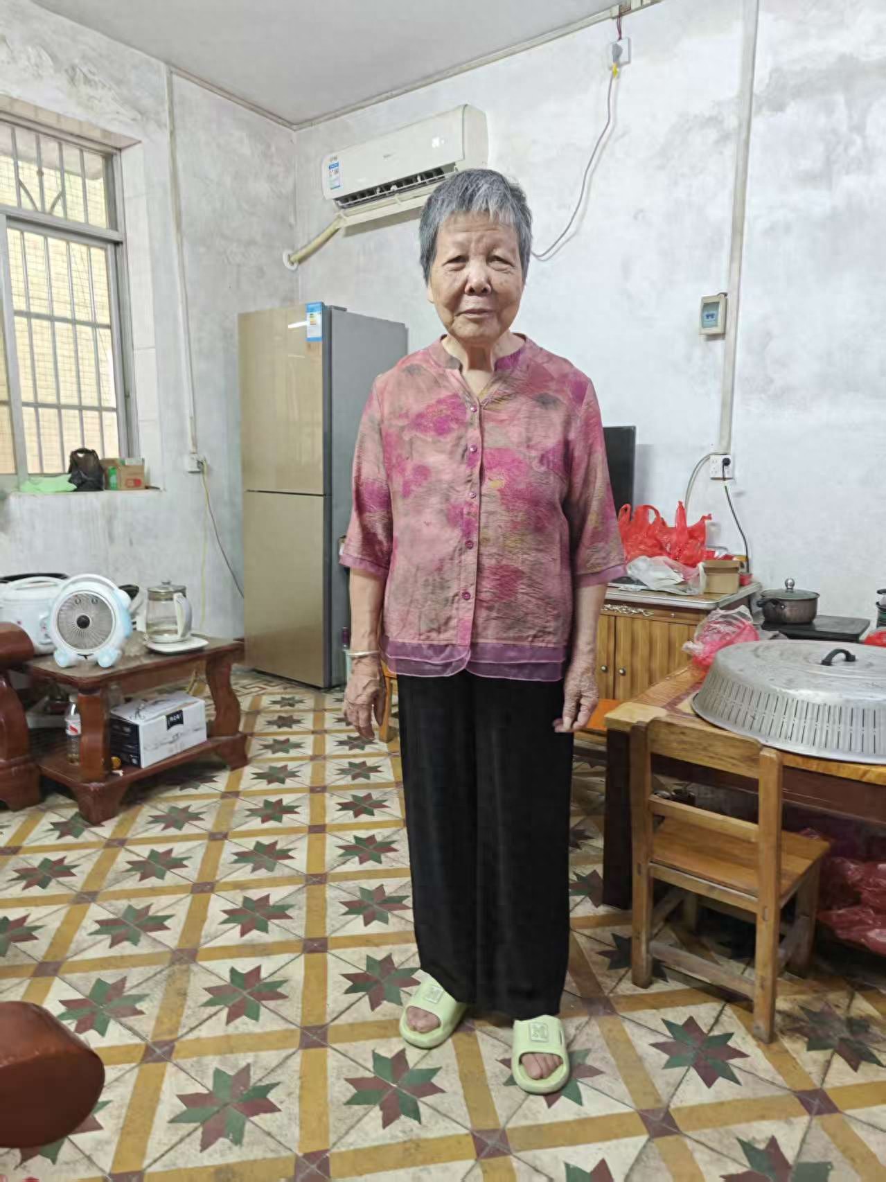 走失者照片 玉林市寻人：八旬老太走失，穿黑底白...