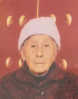 走失者照片 曲靖寻人！八旬老太失联，戴白色帽子...