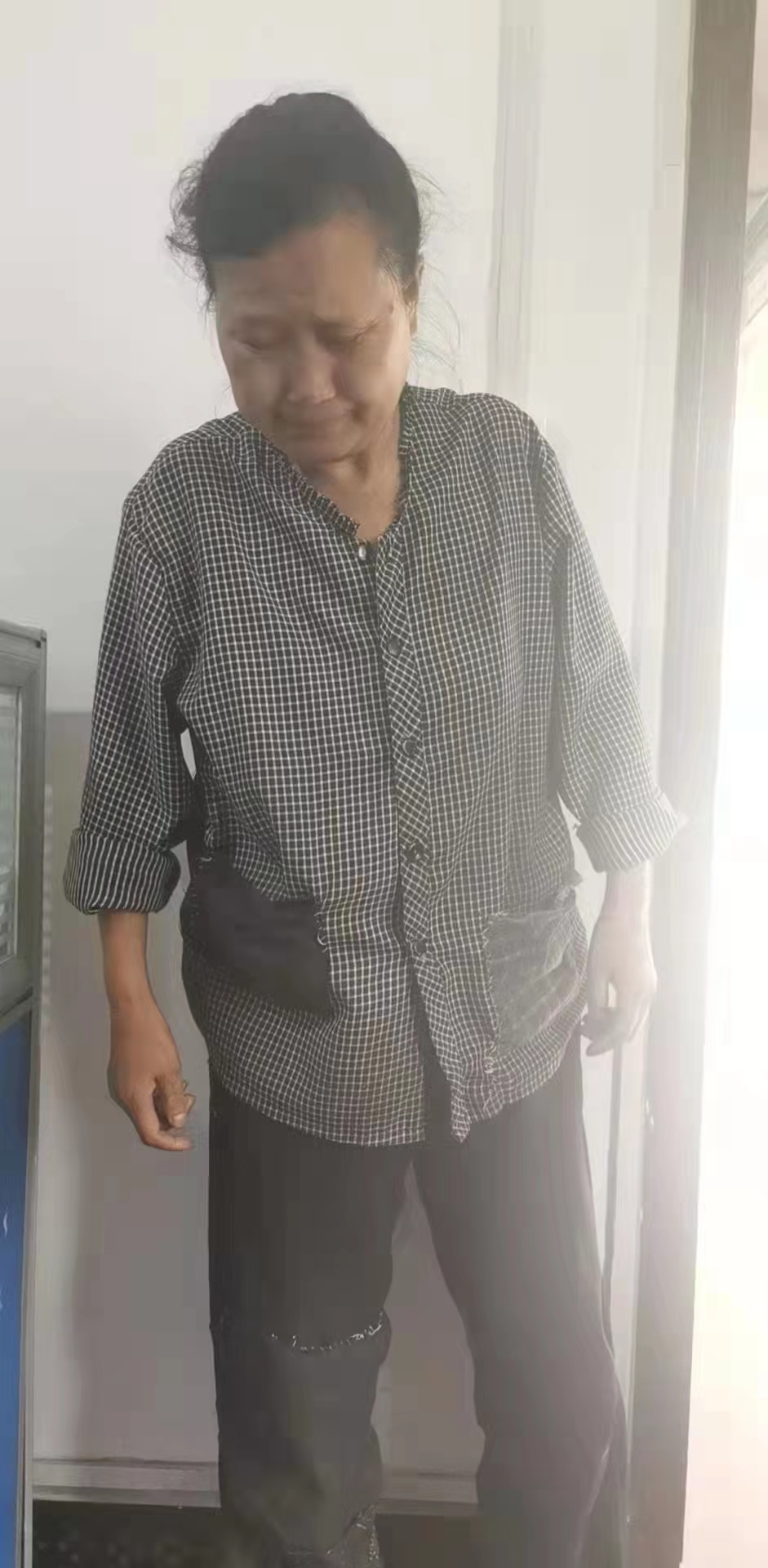 走失者照片 恩施州六旬老太被救助，穿黑白格子衬...