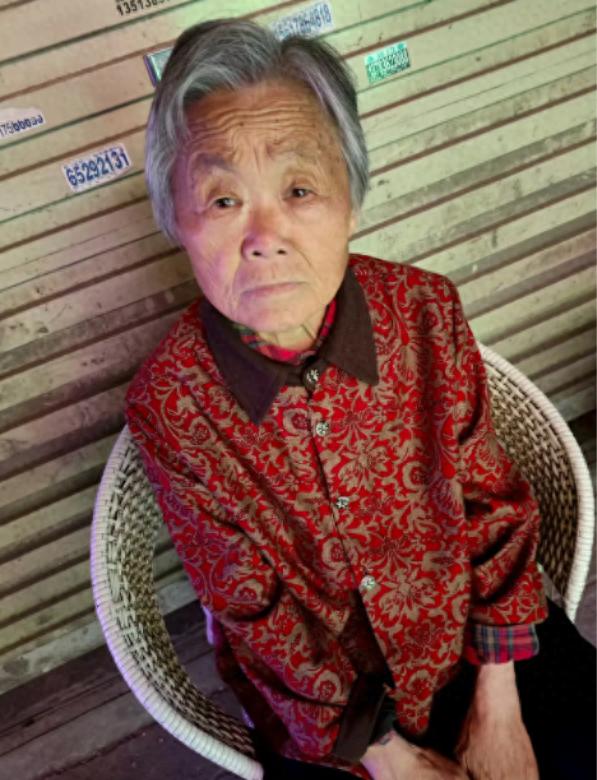 走失者照片 许昌市寻人：七旬老太走失，穿红色格...