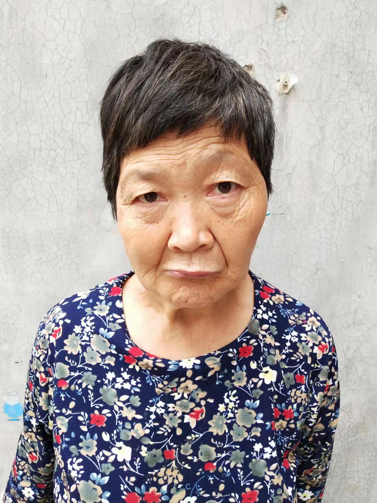 走失者照片 洛阳急寻：六旬老太失联，戴米色遮阳...