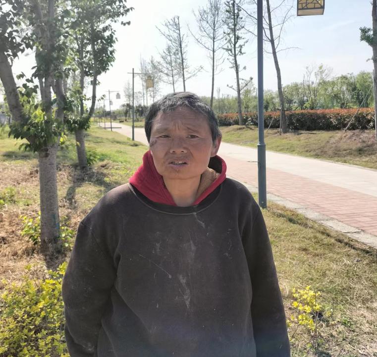 走失者照片 周口寻亲：六旬老太被救助，穿红色棉...