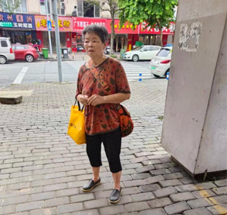 走失者照片 柳州市寻人：七旬老太走失，穿红褐色...