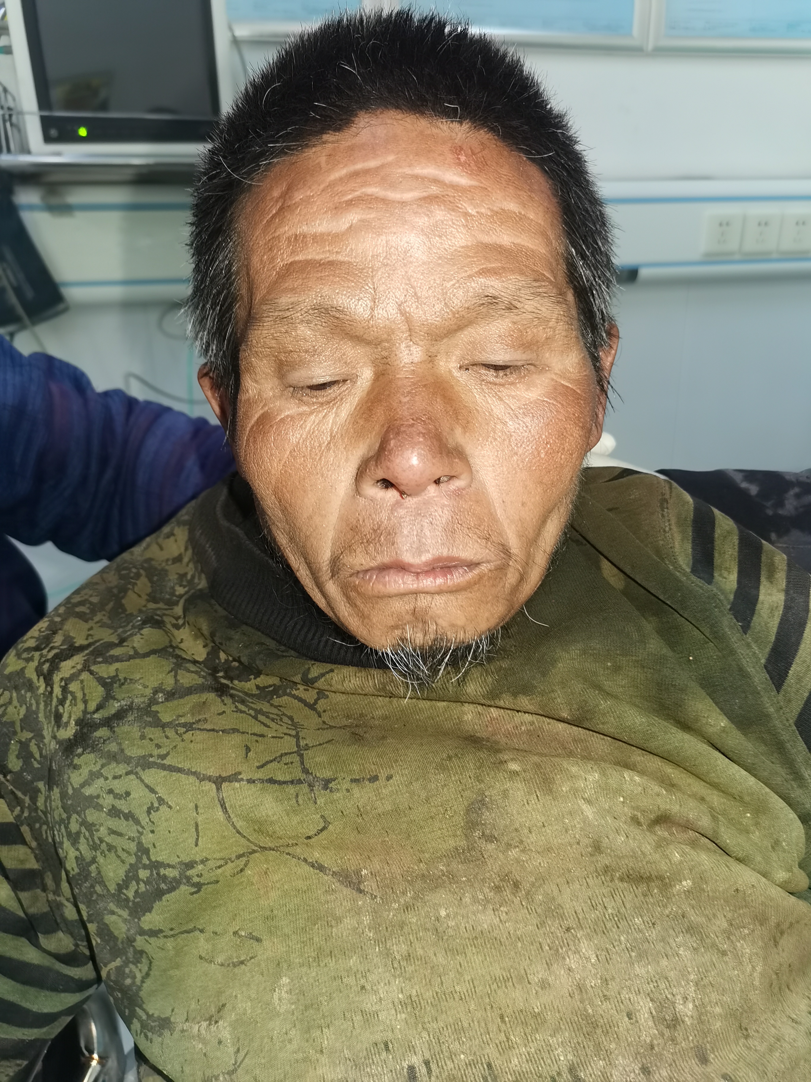 走失者照片 帮他回家：长治六旬老人被救助，穿红...