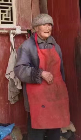 走失者照片 黔南州八旬老太失联，拄拐杖，戴斗笠...