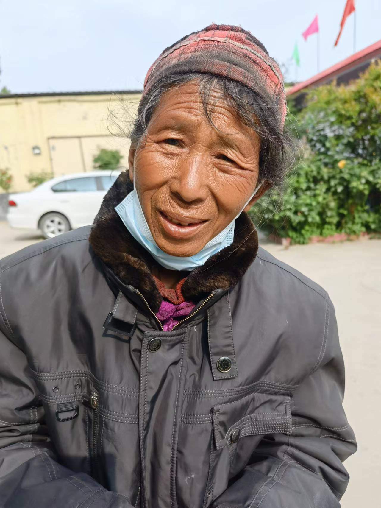 走失者照片 石家庄寻亲：六旬老太被救助，戴方格...