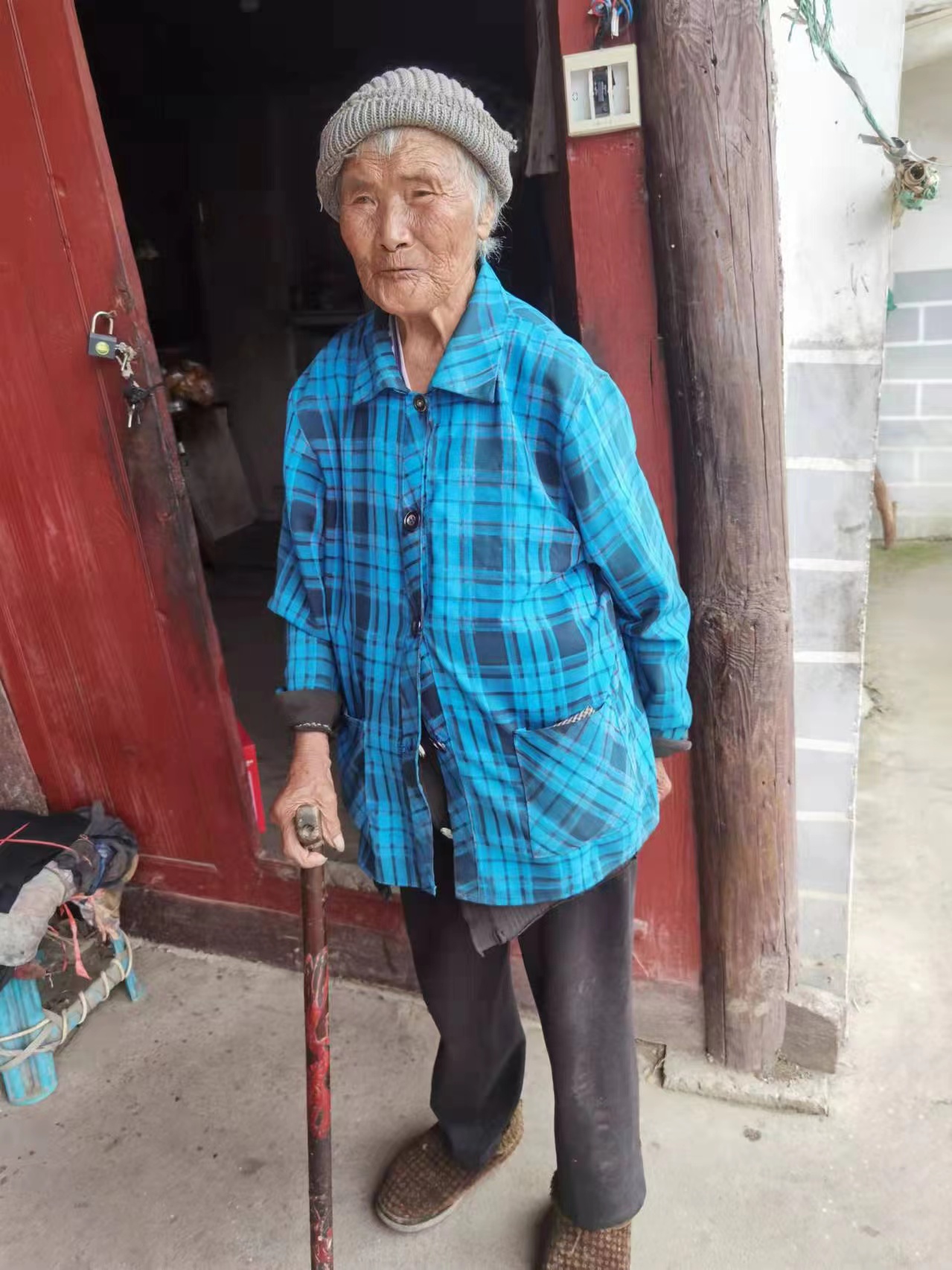 走失者照片 黔南州八旬老太失联，拄拐杖，戴斗笠...