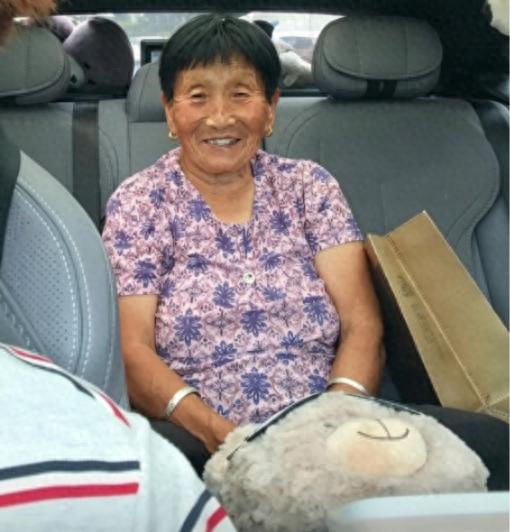 走失者照片 阜阳市寻人：七旬老太走失，拿被子，...