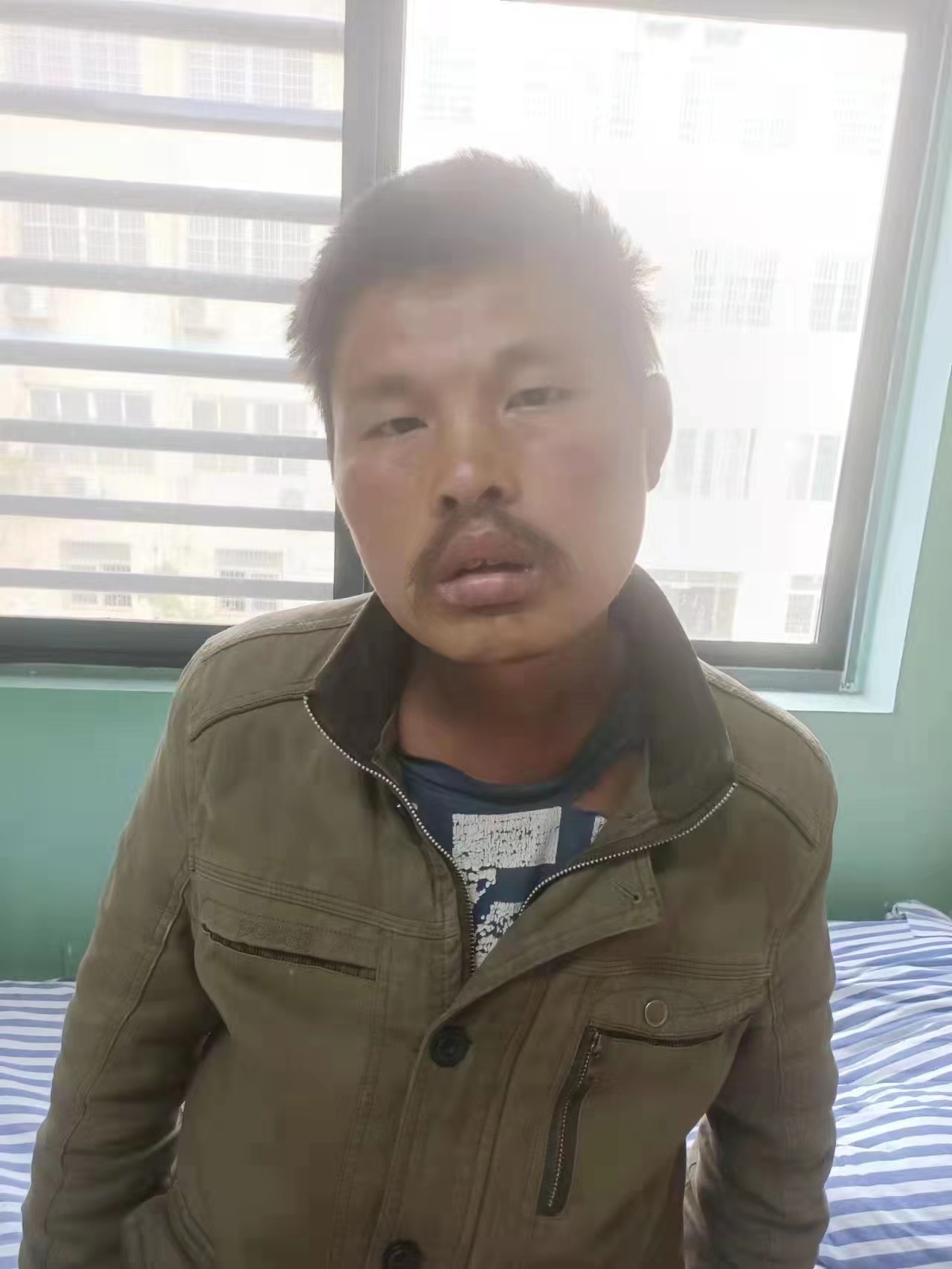 走失者照片 淮南寻亲：中年男子被救助，穿军绿色...