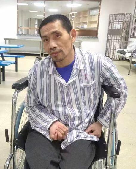 走失者照片 桂林寻亲：中年男子被救助，穿灰白色...