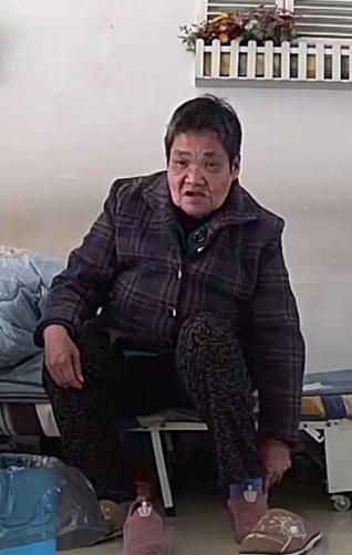 走失者照片 唐山急寻！六旬老太走失，穿深色格纹...