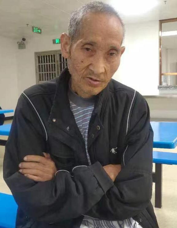 走失者照片 桂林寻亲：六旬老人被救助，穿灰白色...