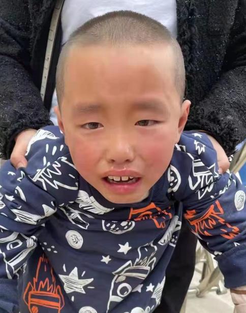 走失者照片 急寻父母：黄冈7岁男孩被救助，穿深...