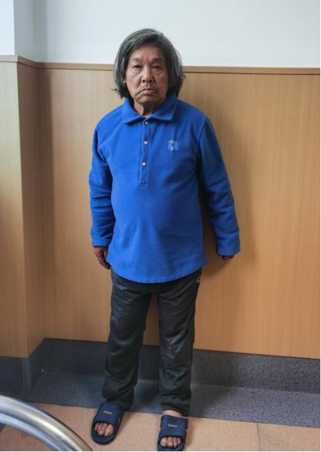 走失者照片 温州寻亲：五旬男子被救助多日，穿羽...