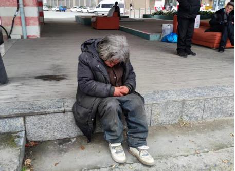 走失者照片 温州寻亲：五旬男子被救助多日，穿羽...
