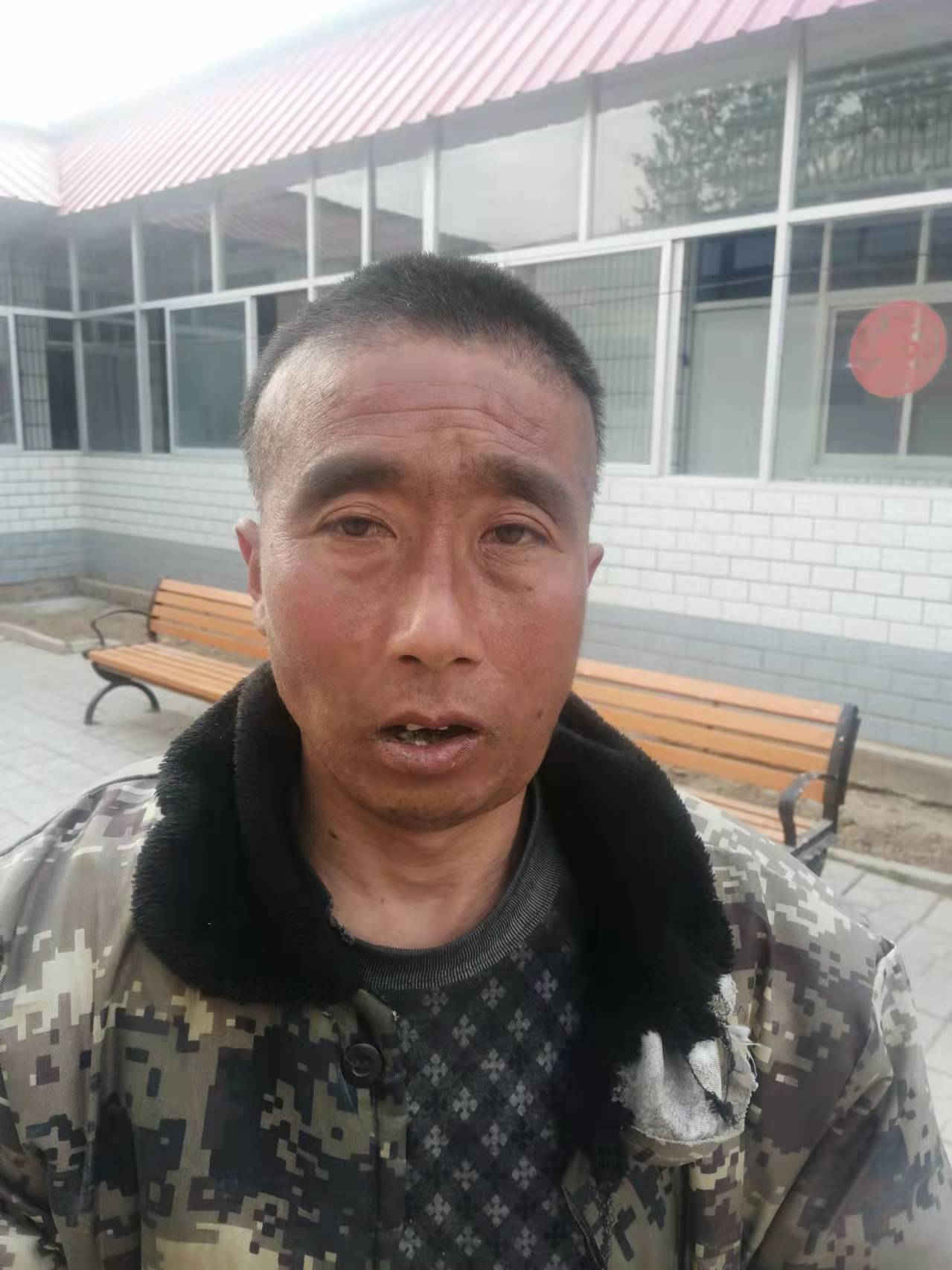 走失者照片 保定定州寻亲：青年男子被救助，穿黑...