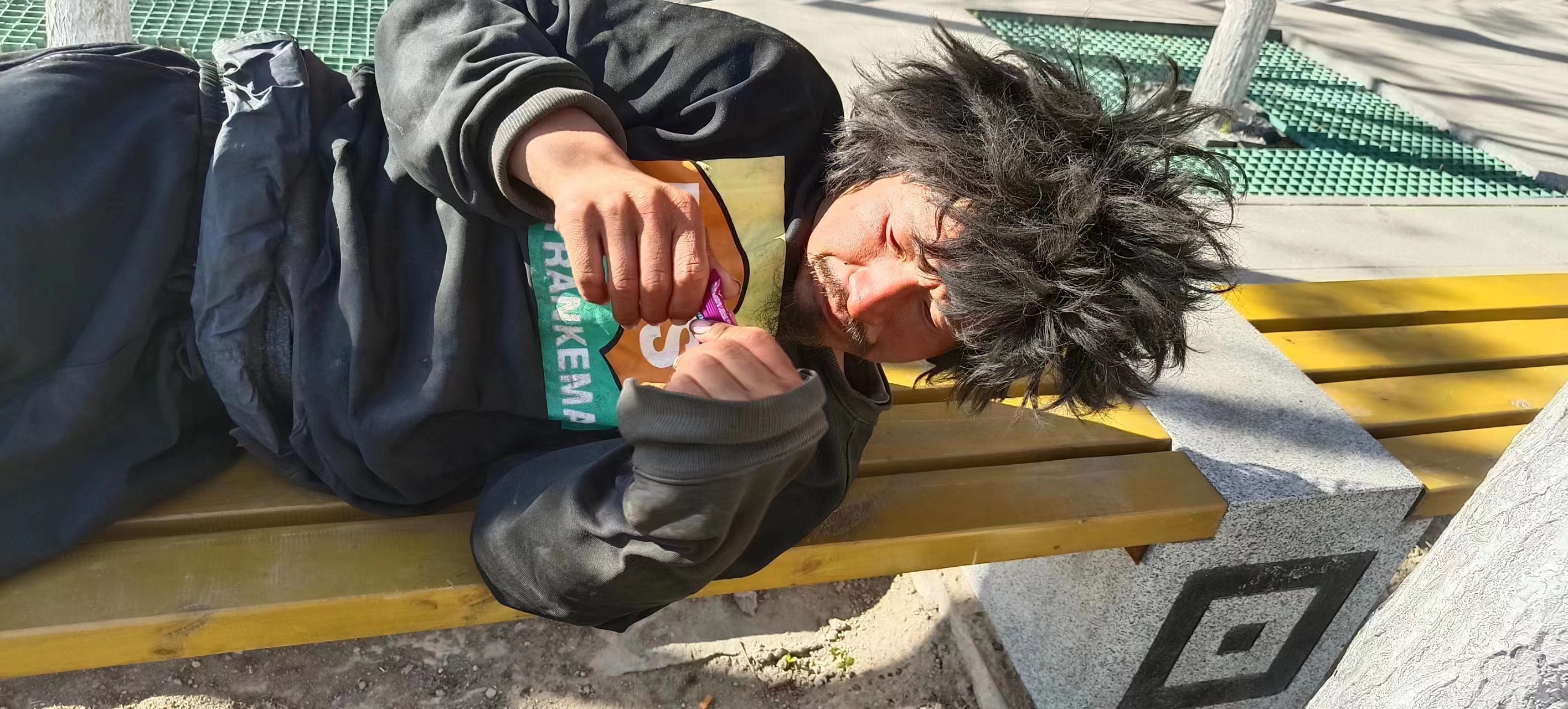 走失者照片 沧州寻亲：中年男子被救助，穿黑色破...