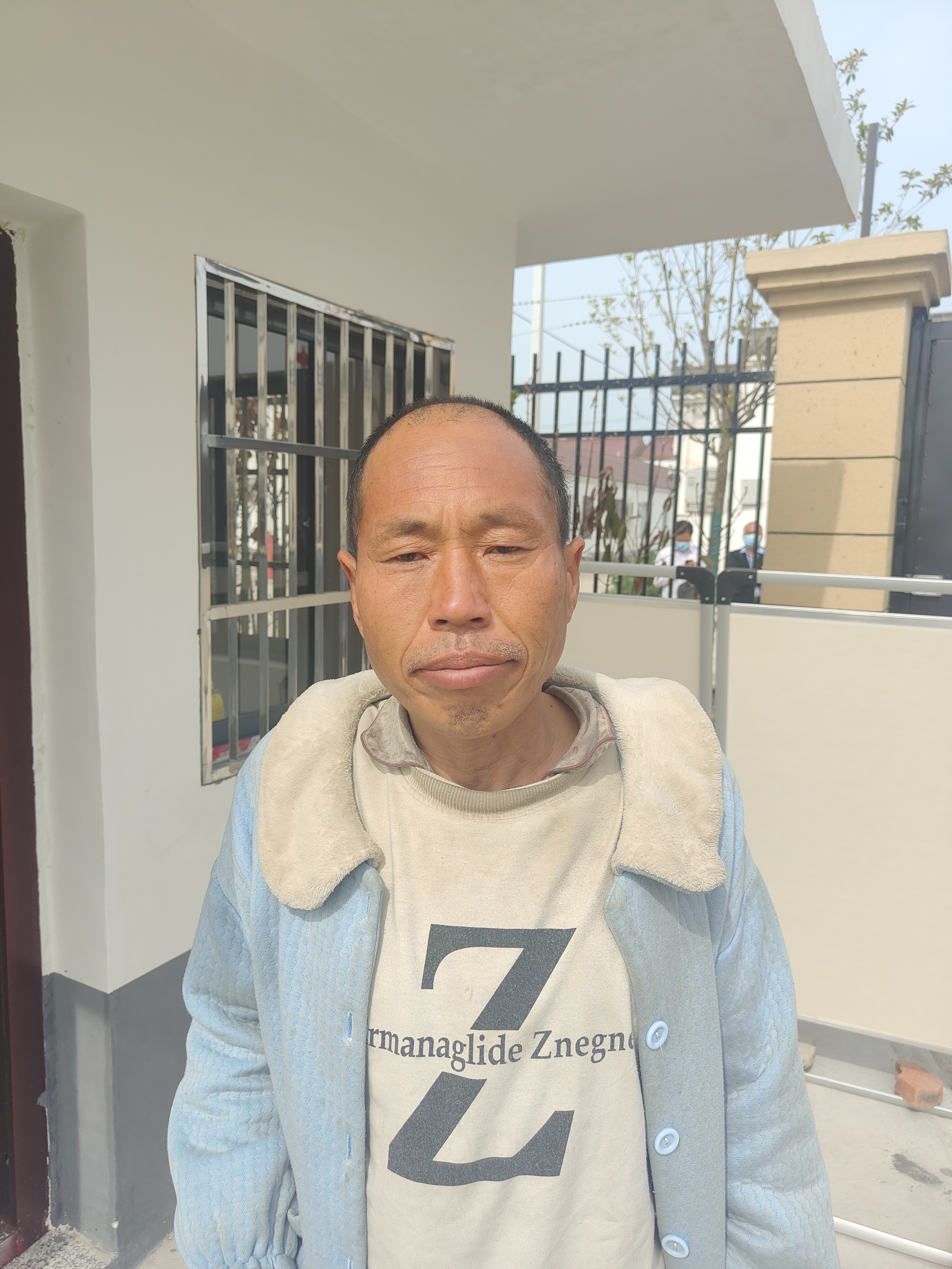 走失者照片 阜阳寻亲：五旬男子被救助，穿浅蓝色...