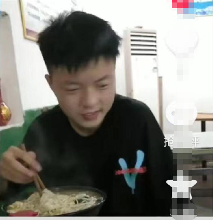 走失者照片 阜阳急寻！17岁男孩失联，穿红色卫...