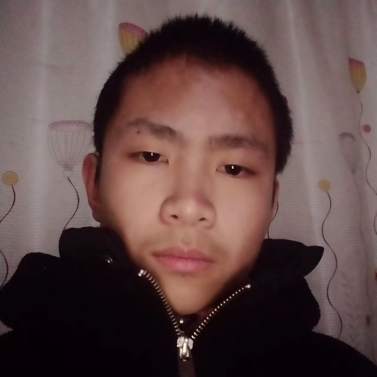 走失者照片 咸阳急寻！17岁男孩赌气离家，戴黑...