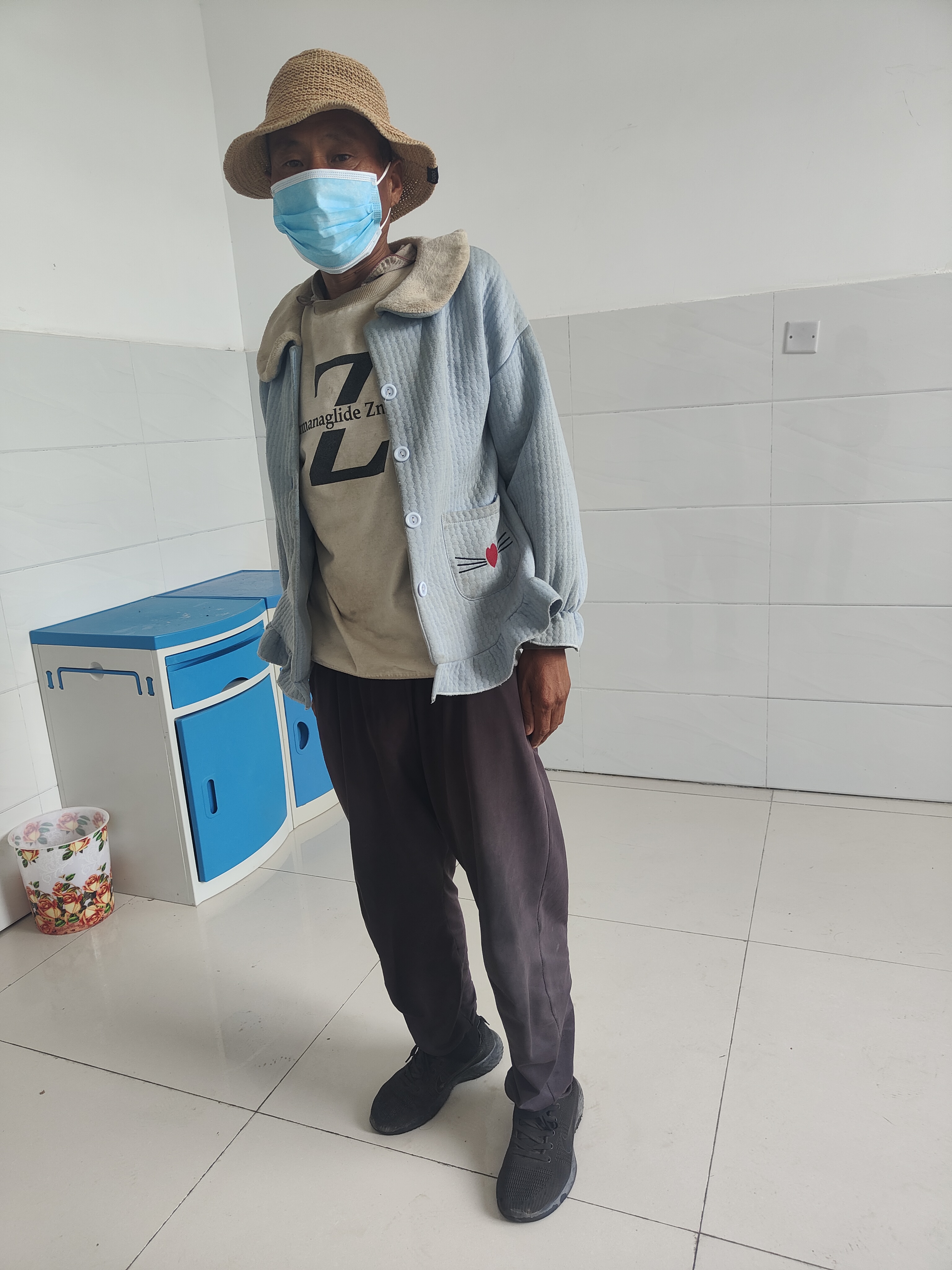 走失者照片 阜阳寻亲：五旬男子被救助，穿浅蓝色...