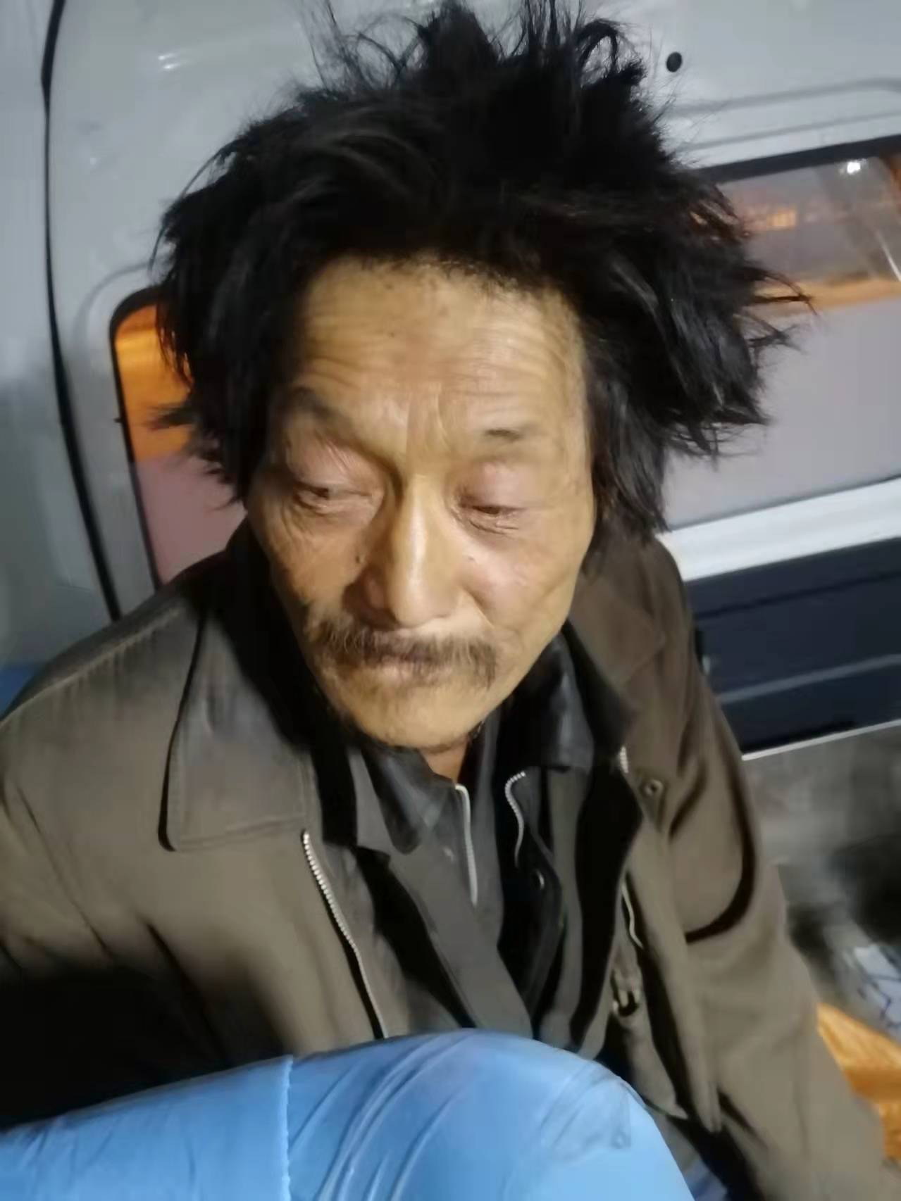走失者照片 定西寻亲:六旬老人被救助,穿咖色夹...
