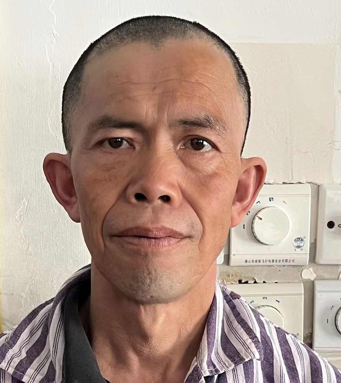 走失者照片 急寻亲友：成都五旬男子被救助，穿黑...