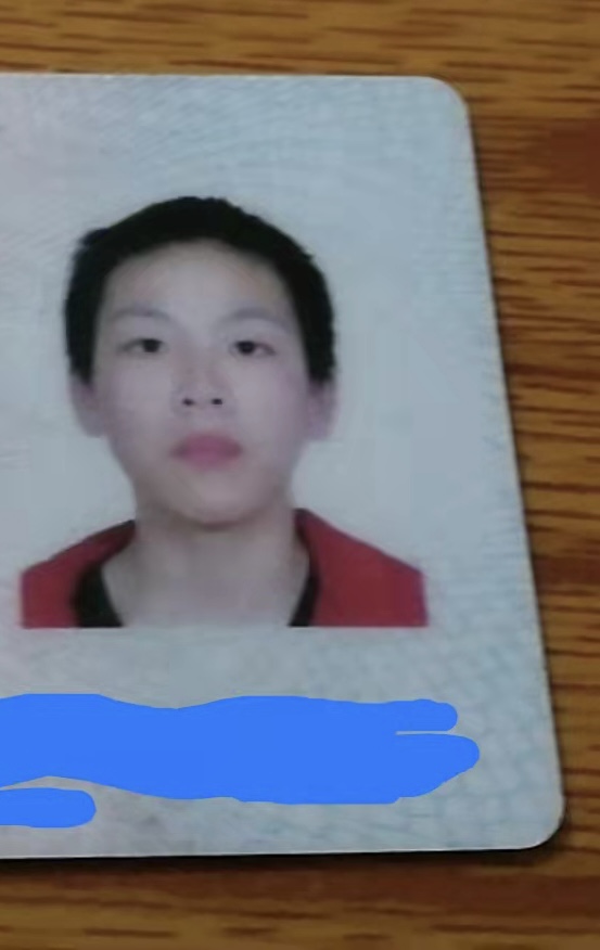 走失者照片 东莞急寻：15岁男孩失联，穿黑色花...