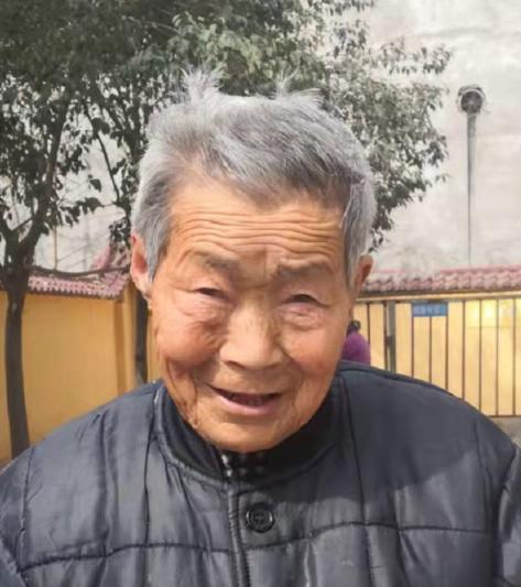 走失者照片 漯河寻亲：七旬老太被救助多年，穿黑...