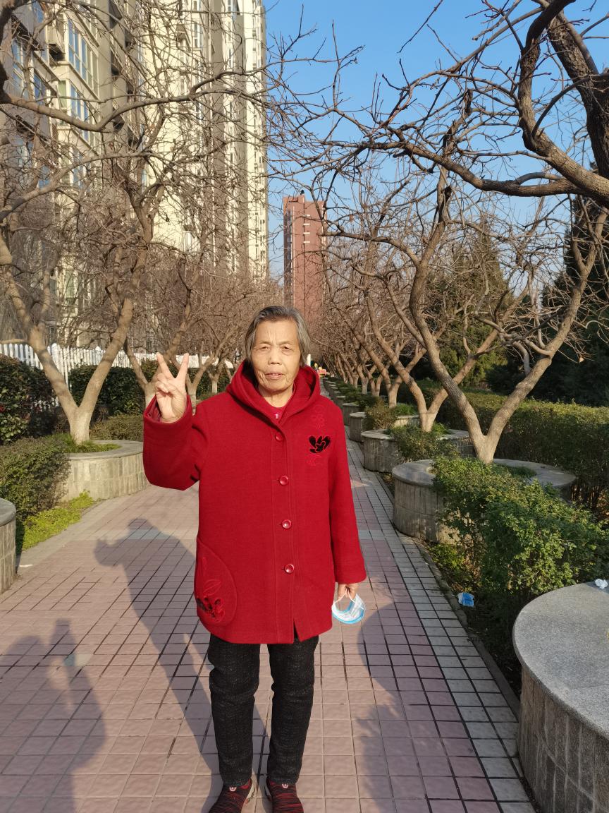 走失者照片 西安急寻：七旬老太走失，穿红色外套...