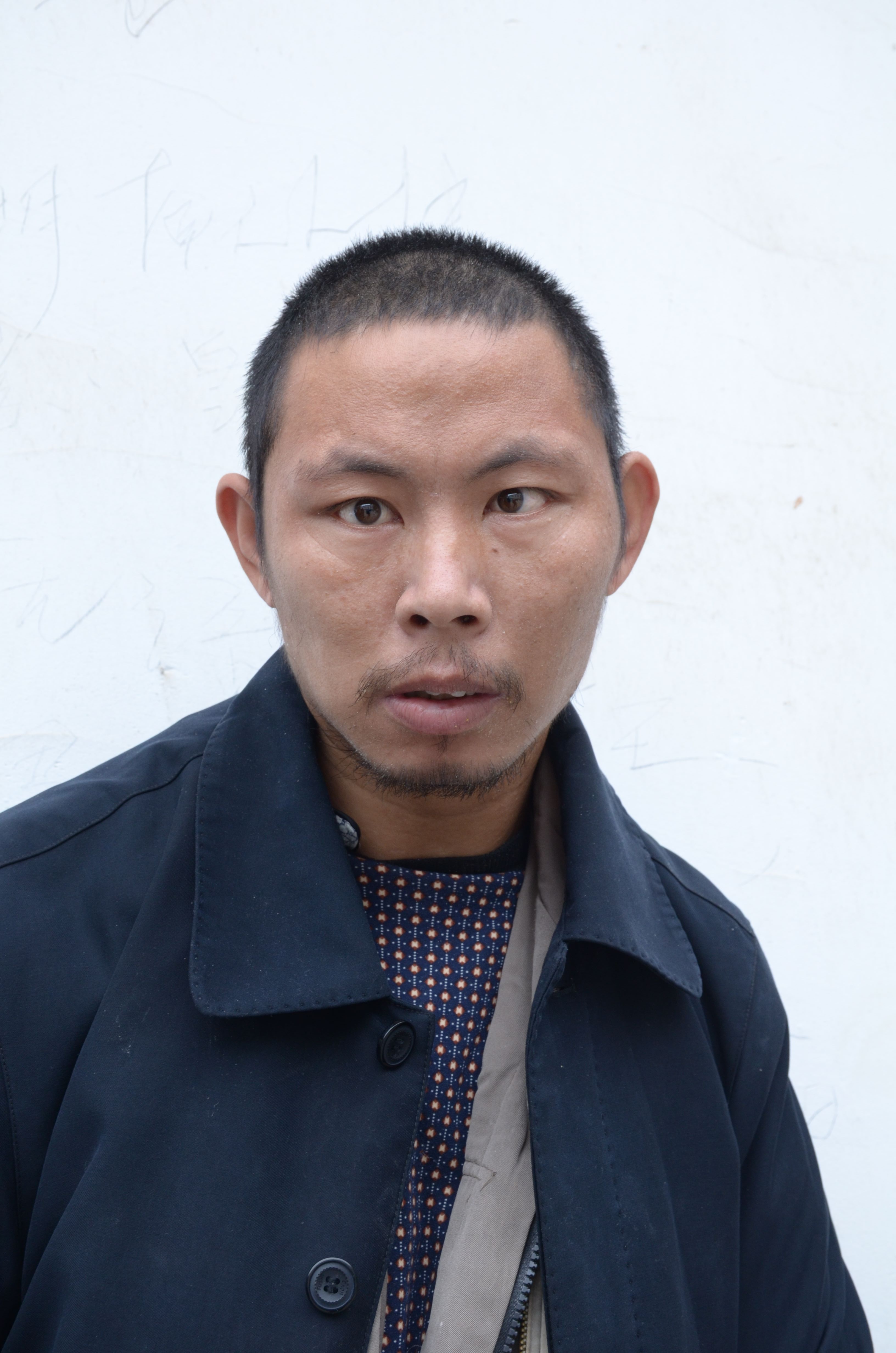 走失者照片 淮安寻亲：五旬男子被救助，穿蓝底白...