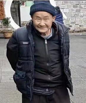 走失者照片 汕头寻亲：七旬老人失联，穿蓝色外套...