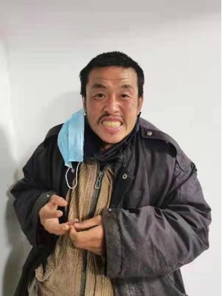 走失者照片 北京寻亲：中年男子被救助，穿黄色条...