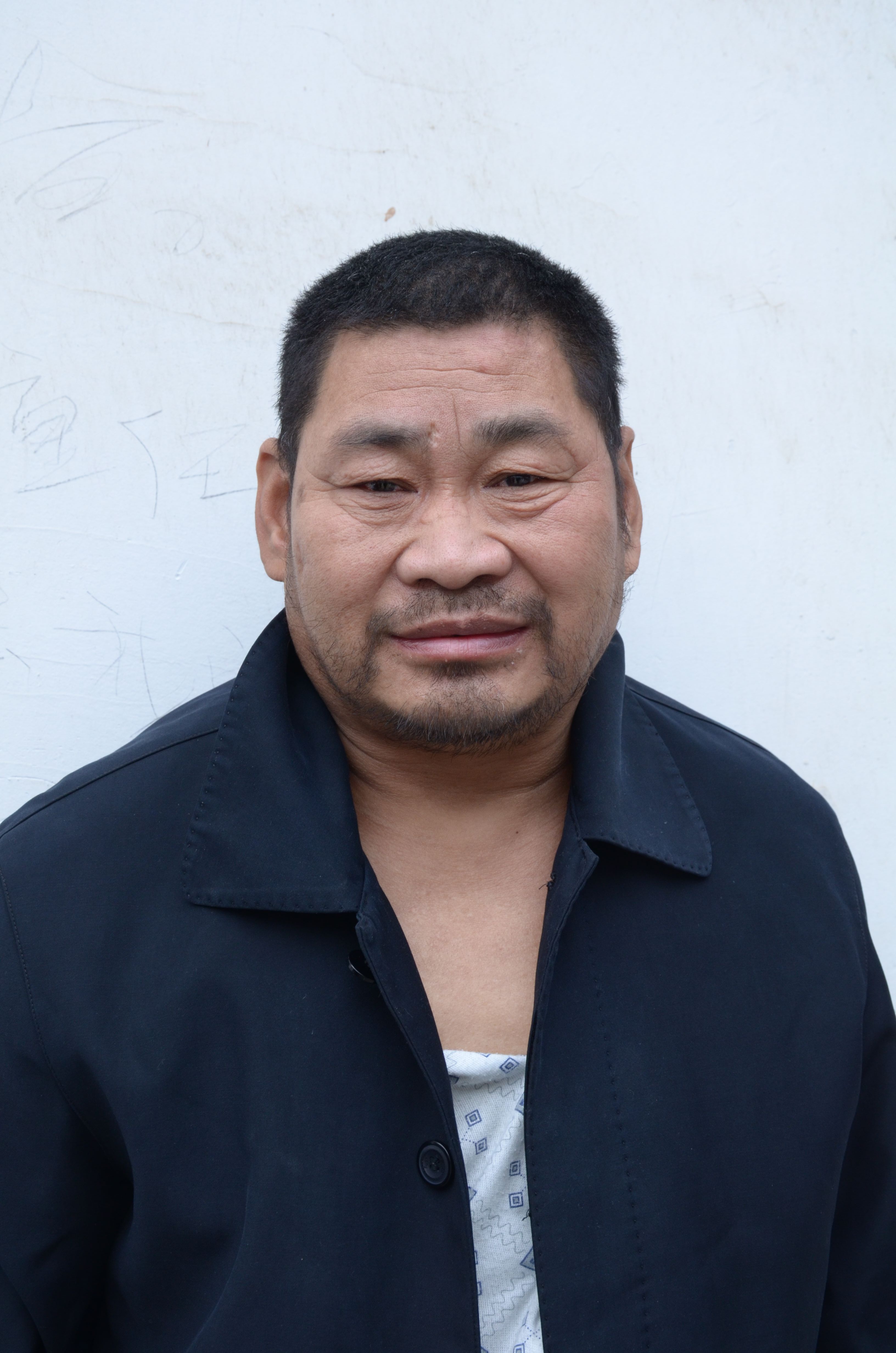 走失者照片 淮安寻亲：五旬男子被救助，穿灰白相...