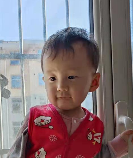 走失者照片 急寻父母！承德2岁女孩被救助，裹方...